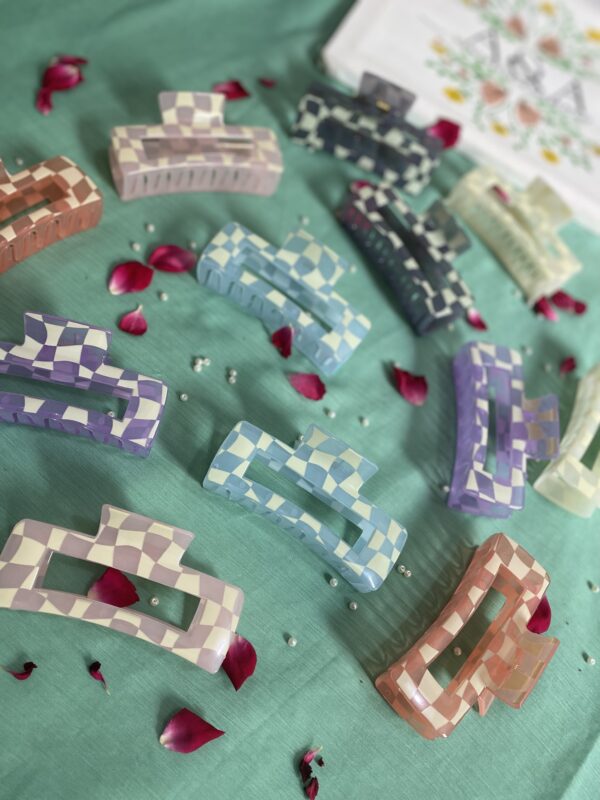 🎀 Checkered Claw Hair Clips – Stylish Multi-Color Grip (Large Size) - Image 4
