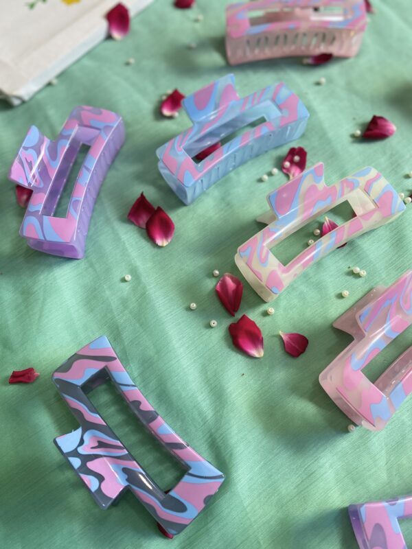 🦋 Jumbo Pastel Hair Claw (Large | 9 cm) – Rs. 250 | 2 for 460 | 3 for 630 💸 - Image 4