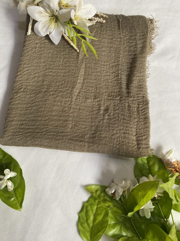 🌿 Olive Green Crimp Hijab – Nature-Inspired, Calm & Confident ✨