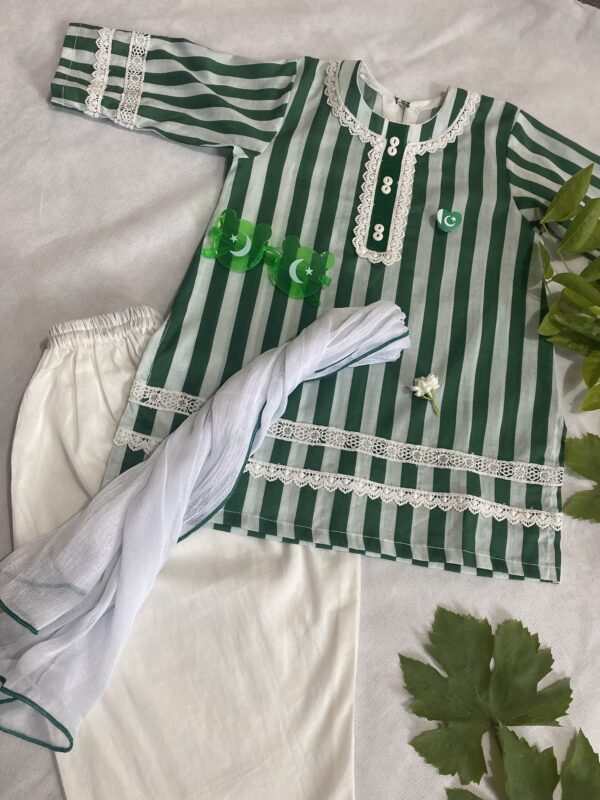 🟢 ✨🎉 14 August Baby Girl Dress – Green & White Kurti with Dupatta 🇵🇰 (3 to 4 Yrs) - Image 4